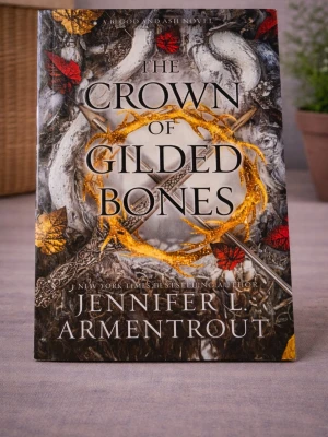 The Crown of Gilded Bones (Brand new, in English) - Skick: Helt ny bok. Omslag: Pappercover. Storlek: standard (inte pocket). Förpackning: I sitt originala plastomslag. Från: Stockholm. Snabb leverans inom Sverige.