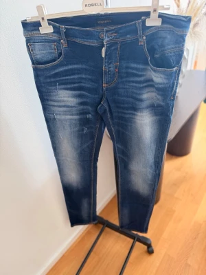 Antony morato - Säljer ett par blå jeans från Antony morato med snygga slitningar och tvättade detaljer på benen. Jeansen har klassisk femficksmodell, normal midja och smal passform. Materialet är stretchigt denim som ger en bekväm känsla och cool look.