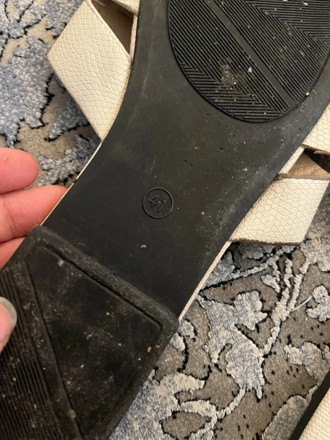 Beige sandaler med breda remmar - 1