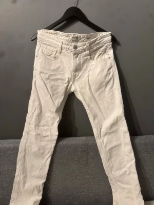 Vita jeans från Replay - Säljer ett par vita slim fit jeans från Replay. Dom är i riktigt bra skick men skulle behöva en liten bit vätt då de är några små små fläckar som visas på bilderna. Storlek W30 L34. Kontakta gärna vid intresse:)