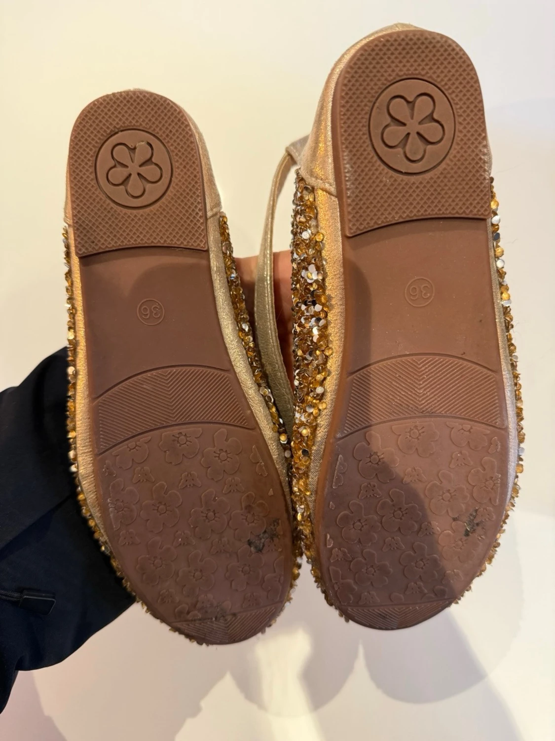 Glittriga guldiga ballerinaskor - 3