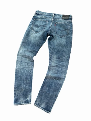 Vintage Levis Slim Jeans - Tja! Säljer ett par snygga unika Levis jeans. Väldigt högt kvalité material och 10/10 skick. Modell: 520 - Slimfit, Storlek - W31 L32. Hör av dig vid minsta fundering!