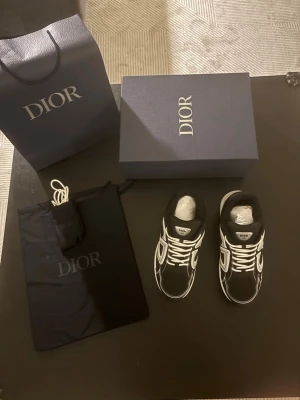 B30 svarta vita  - Detta är ett par fina b30s , den kommer med alla förpackningar och extra snören