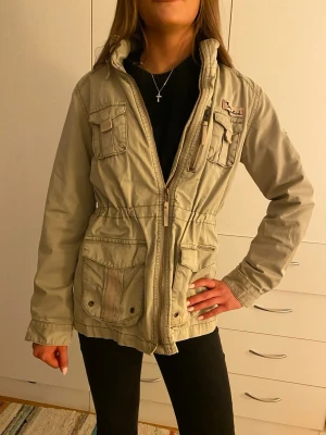 Bondelid jacka - Gullig vår jacka från bondelid, bra skick och har en luva man kan sätta på 