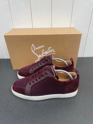 Christian Louboutin skor  - Christian Louboutin| size: 41,5 ( fits 42 ) | skick: 9/10 | og: box | ÄKTA (bevis, sista bilden) | tveka inte på höra av dig! | mvh MD Closet 🫡
