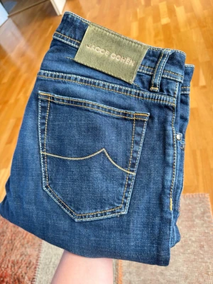 Jacob cohen bard 34 - Säljer dessa sjukt snygga jacob cohen jeans! Skick 9/10 näst intill nyskick! Size 34. Nypris 6200kr. Modellen är 180cm. Hör av dig vid intresse! 🙂