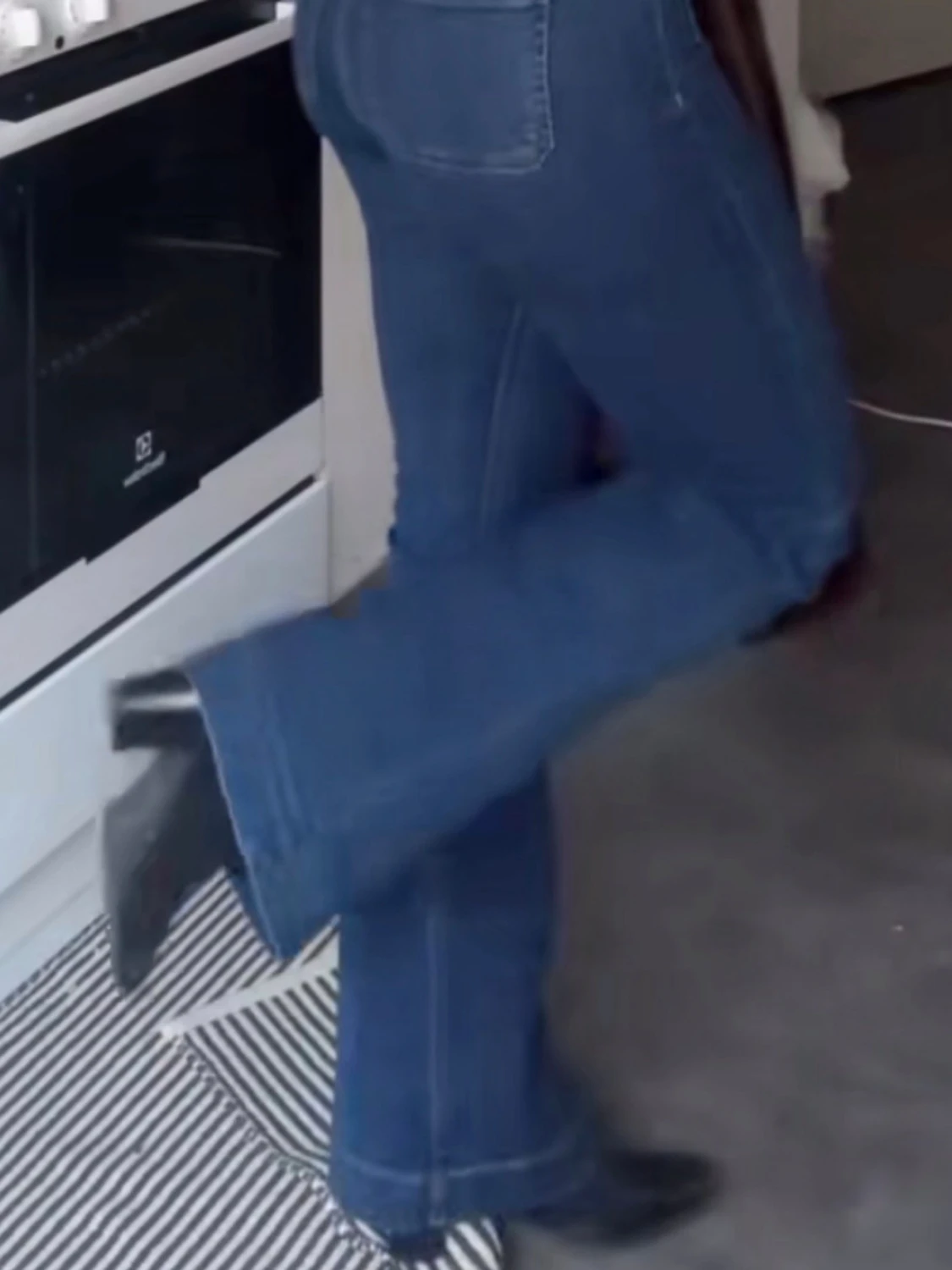 Blå bootcut jeans med hög midja från bikbok - 2