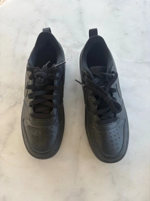 Nike sneakers stl. 38 - Svarta sneakers från Nike.