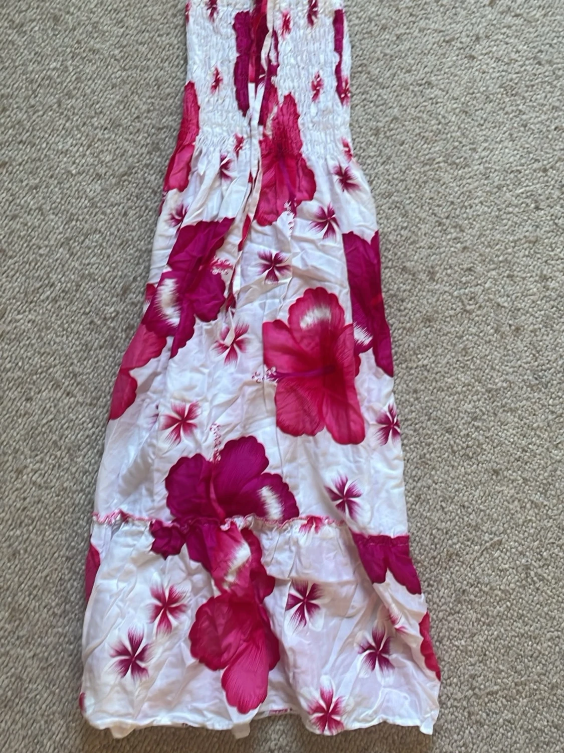Vit och rosa blommig långklänning