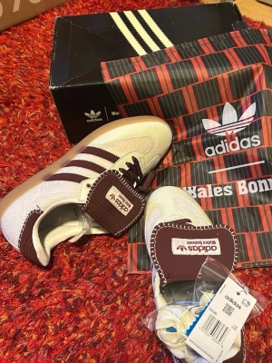Adidas Samba Wales Bonner sneakers beige/brun - Snygga Adidas Wales Bonner sneakers i beige mocka med bruna detaljer och klassiska tre ränder på sidan. Skorna är helt nya aldrig använda i 10/10 skick. Alla tillbehör och OG ingår. OBS SÄLJER SLUT SNABBT! Pris kan diskuteras vid snabb affär!