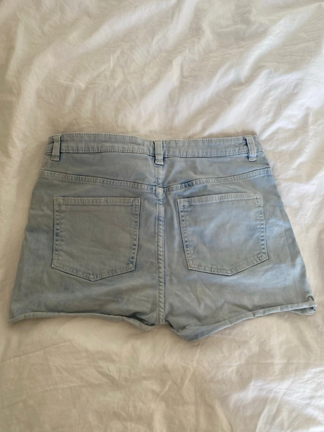 Ljusblå denimshorts med hög midja - 1