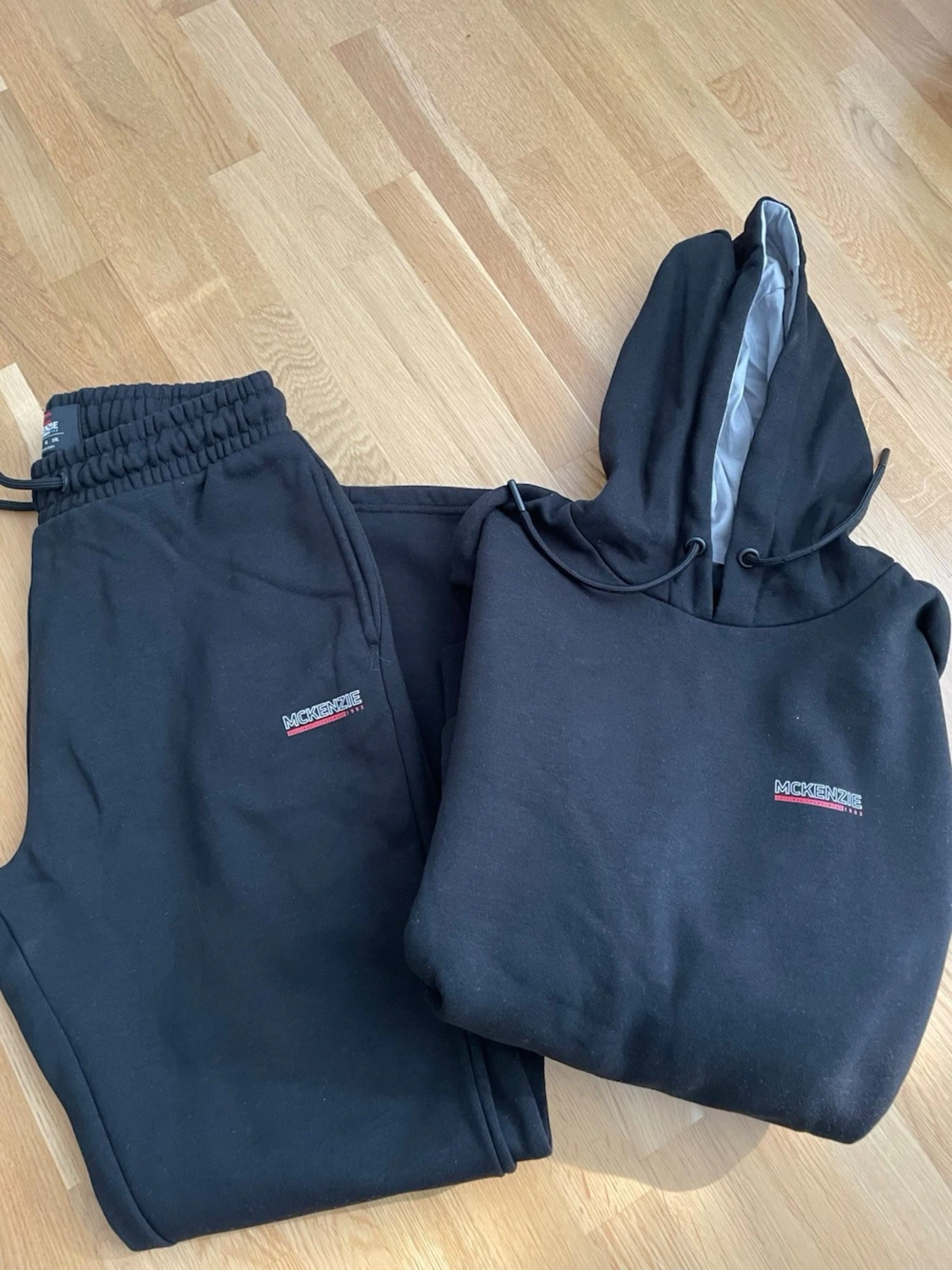 Svart set med hoodie och byxor