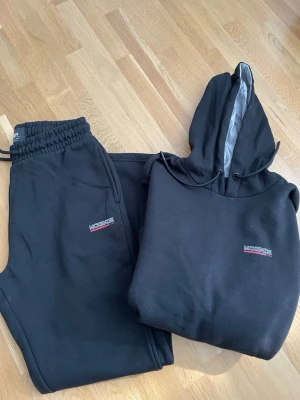 Svart set med hoodie och byxor - Säljer ett svart mjukisset från mckenzie. Stri S. Ny utan prislapp. 