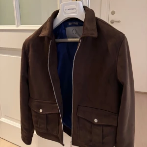 Brun mockajacka från Human Scales - En i princip helt oanvänd mockajacka från Human Scales. Storlek S.
