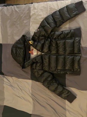 Parajumper jacka size junior M  - Parajumper jacka använd några gånger väldigt bra skick den är varm och skön och snygg. Det är bara att fråga om det är något 