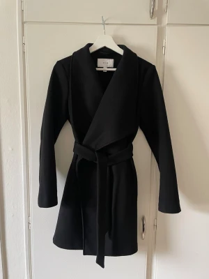 Kappa - Svart kappa storlek 34 från VILA. I bra skick. 