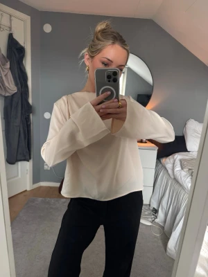 Beige satinblus med vida ärmar - Snygg beige blus i satin från bikbok.