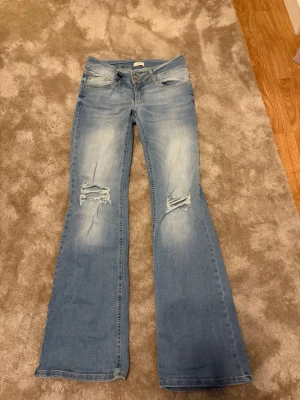 Nelly bootcut jeans - Inprincip helt nya low waist jeans från nelly! Använda en gång därav att de har lite smuts längst ner vid fötterna, går säkert bort i tvätt men har inte testat ännu!  Nypris ca 600 ( hittar de inte på hemsidan längre) Bara att höra av sig om fler bilder eller frågor❣️