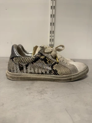 Zadig & Voltaire sneakers  - Skit coola sneakers från Zadig & Voltaire. Säljer dessa då dom tyvärr inte passar längre. 💞 Skriv om ni har några funderingar. 