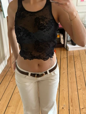 Svarts spets linne  - Svart linne i spets med blommor  Passat storlek XS-M 🖤