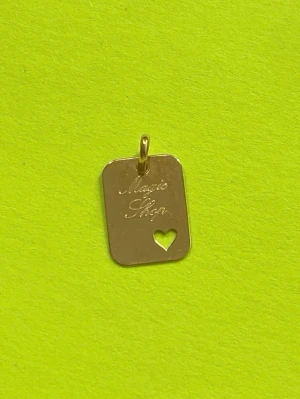 BTS/Army halsbandshänge i 18K guld  - Ett unikt halsbandshänge i 18K guld, graverat med BTS-låttiteln ”Magic Shop” – en påminnelse om tröst, styrka och den speciella platsen mellan BTS och ARMY. 💜