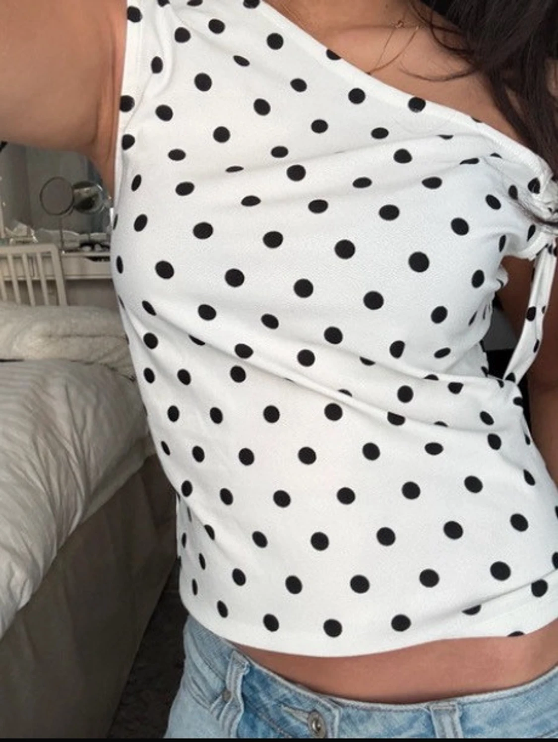 Prickig vit oneshoulder topp från Amisu