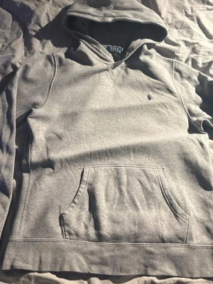 Grå hoodie från Polo Ralph Lauren - Snygg grå hoodie från Polo Ralph Lauren med klassisk huva. Storlek: XL (163-174cm).        Mycket bra skick!