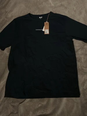 Svart tränings t-shirt från CLN Athletics - En stilren svart t-shirt från CLN Athletics med diskret logga på bröstet. Klassisk passform och rund halsringning. Perfekt basplagg för alla tillfällen och även träning