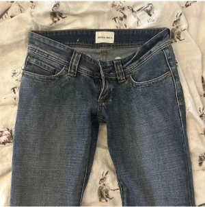 Blå bootcut jeans från Abrand - Säljer ett par vintageblå bootcut jeans från Abrand  med låg midja. Dem är aldrig andvända då jag har ett par i samma modell men annan färg. Omsydda vid låren men gjort av/hoss en skräddare så syns knappt inte! Köpta för 1200!