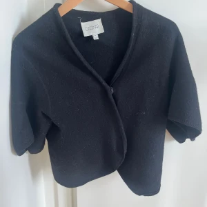 Svart kofta från Dagmar - från dagmar storlek x s men passar mig med s!!!