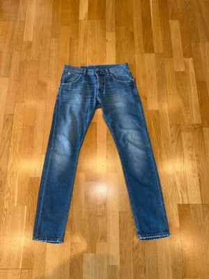 Blå raka jeans från Cheap Monday - Säljer ett par Dondup i storlek 33 priset kan diskuteras 