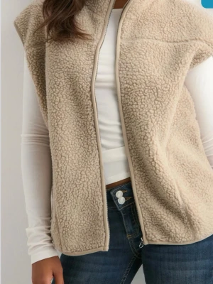 Beige teddyväst  - Teddy väst från pieces men köpt på Nelly, knappt använd 