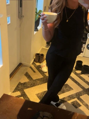 Svart ärmlös topp i bomull - Snygg svart ärmlös topp med rund halsringning. Enkel och stilren design som passar till allt. Tillverkad i mjuk bomull för en bekväm känsla. Perfekt att matcha med jeans eller kjol för en clean look. dragkedjan där bak lite svår att knäppa och lite sönder