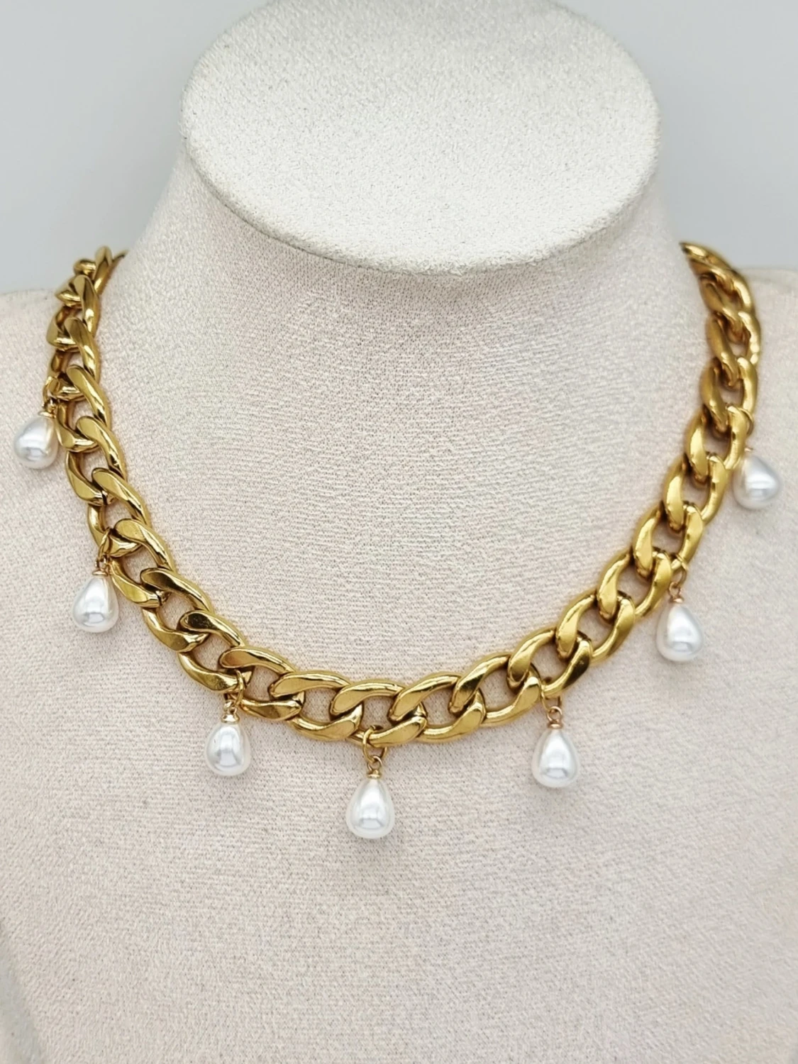 Stilfullt halsband med pärlor  - 1