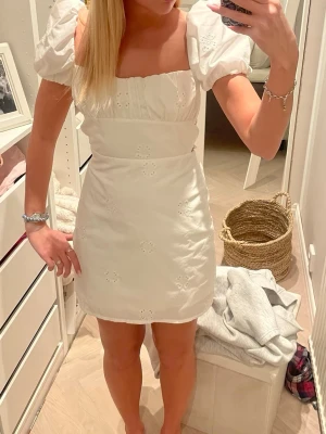 Studentklänning från Zara - Supersöt vit kort klänning från Zara perfekt till studenten eller skolavslutningen! Använd 2 gånger och i otroligt bra skick💕