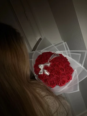 Rose bukett 🌹 - Säljer en elegant rosé bukett40st shiny rosor ( konstgjorda ‼️) bästa presenten till alla hjärtans dag.