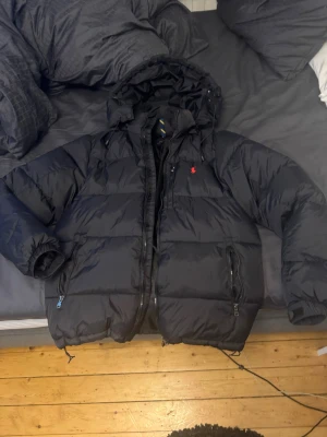 Polo Ralph lauren vinterjacka - Säljer nu min jacka då den är för liten, helt ny bara använd denna vinter, inga defekter.
