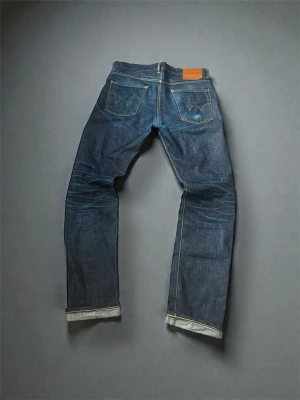Selvage Edwin Jeans - Klassiska blå jeans från Edwin med rak form i japanskt denim. Snygga slitningar och otvättade så att de får en mer rå look. Priset är inte hugget i sten så bara att skriva ifall ni har fler frågor!