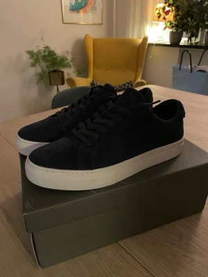 Vagabond Paul2.0 skor - Mörkblå Vagabond Paul 2.0 skor i mocka i mycket bra skick i storlek 41. Knappast använda, bara lite slitna på undersidan. Nypris: 1399kr