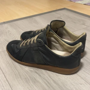 Maison margiella gats Blå - Använt skick. Skosnörerna är lite smutsiga. Texten på sulan har slitits bort. Äkta