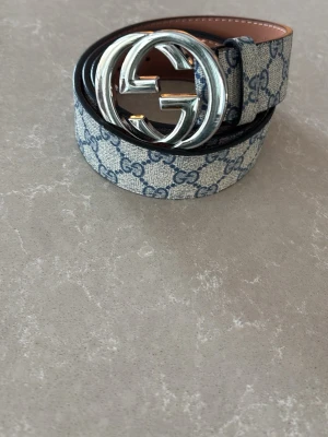 GG bälte  - Säljer ett GG bälte i en modell som sticker ut och är enkel att matcha till outfits. 