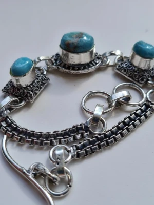 Ny armband med larimar stenar  - Armband med 3 larimar stenar  Armbandets längd är ca 20 cm Stenarstorlek är ca 9*6, 12*9, 8*6 mm Tillverkad av silver blandat med messing