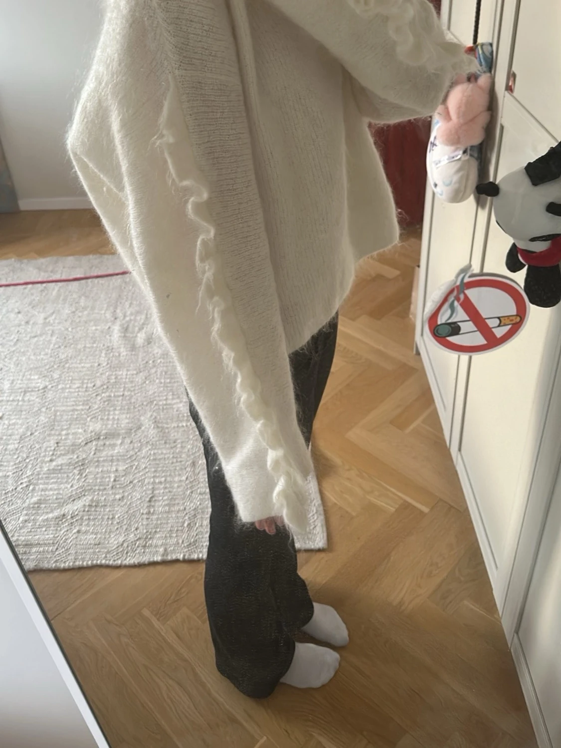 Vit stickad tröja med volangärm - 1