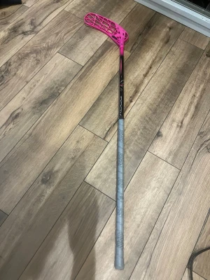 Innebandyklubba Hyperlight 2,0 Hst (29 flex) (98cm lång) - Lätt klubba. Bladet är nytt aldrig använts. Skaftet har använts på träning 3gånger då med ett annat blad. Säljer klubban då den var lite för mjuk för mig, flexen var för hög. Det är nog inte så konstigt då jag snart är en senior spelare men klubban är perfekt för alla under 15 som inte har börjat trycka lika hårt i passningar/skott. Fräsch kh linda på. Klubban har endast en liten repa och ett litet märke. Säljaren står ej för någon kompensation om klubban går sönder efter köpet. 1899kr org pris.