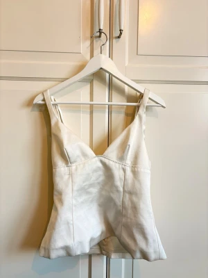 Satin topp Zara  - Satin topp från Zara med rosetter / knyten på axlarna och dragkedja bak så fin men används tyvärr inte . Nyskick 💖