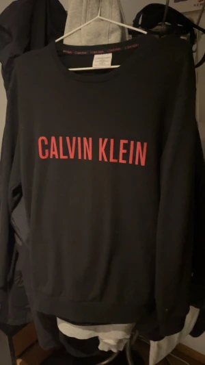 Calvin Klein tröja  - Tja säljer nu min Calvin Klein tröja då jag aldrig använt den. Tröjan är i bra skick och har inga defekter eller liknande. Hör av dig om du är intresserad!😁