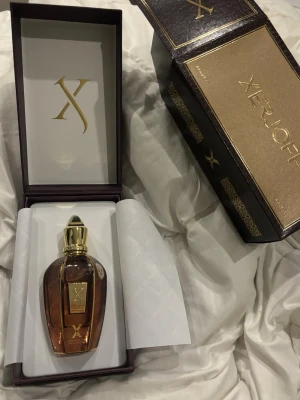 Xerjoff tom ford valentino osv osv… - Hej vänner! Jag säljer mina parfymer då jag har en vän som jobbar med parfymer då jag inte har någon användning av dem! 100ml Billigt smidigt. OBS står inte för frakten!         700kr var samma pris för alla!