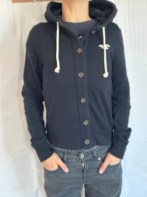 Hollister hoodie, xs - Märke: Hollister Storlek: S, men passar xs nu Skick: mycket bra. Snygg hoodie från Hollister  Bra skick och redo att användas. Skickas snabbt 📦 