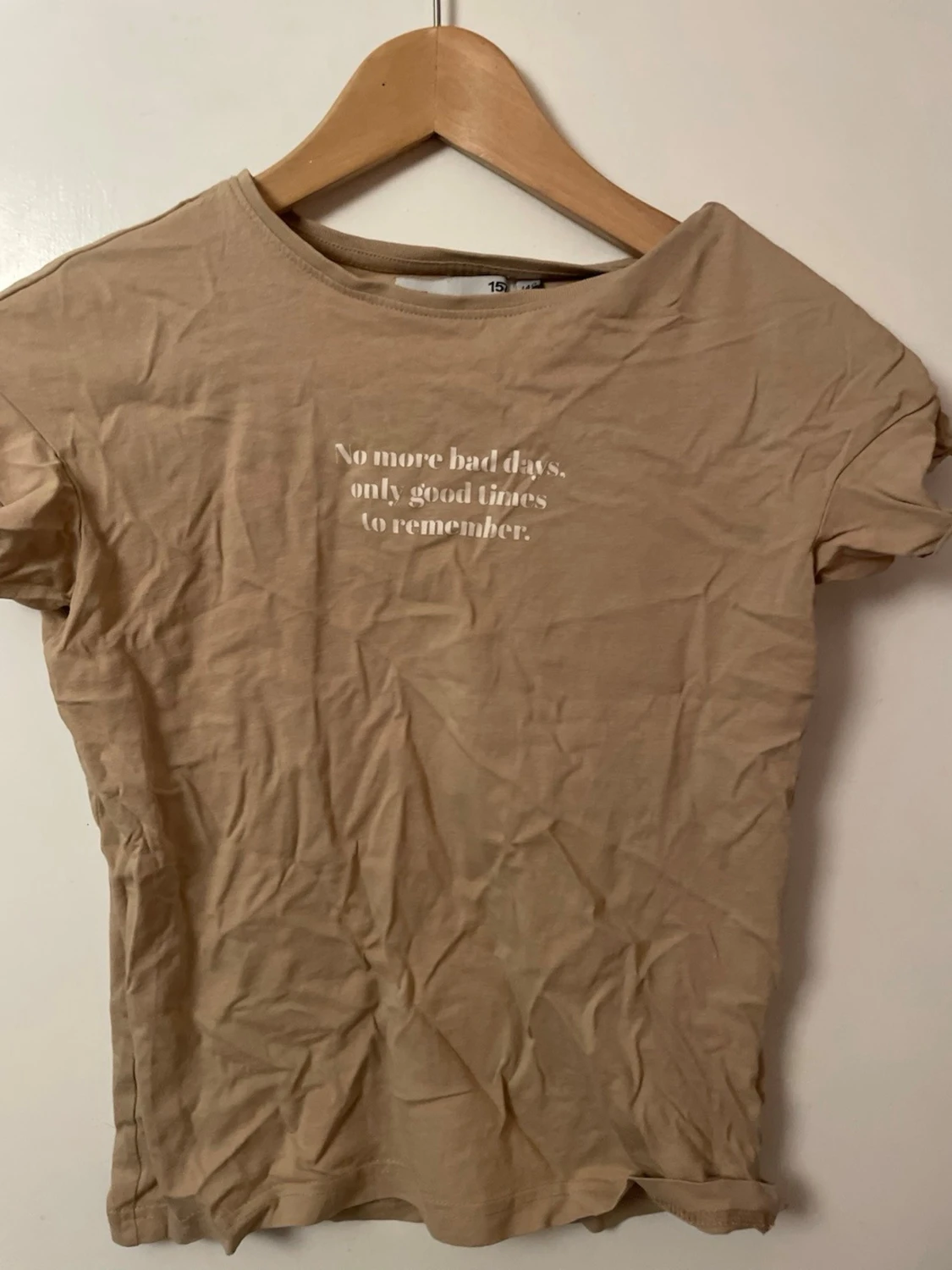 Beige t-shirt med texttryck
