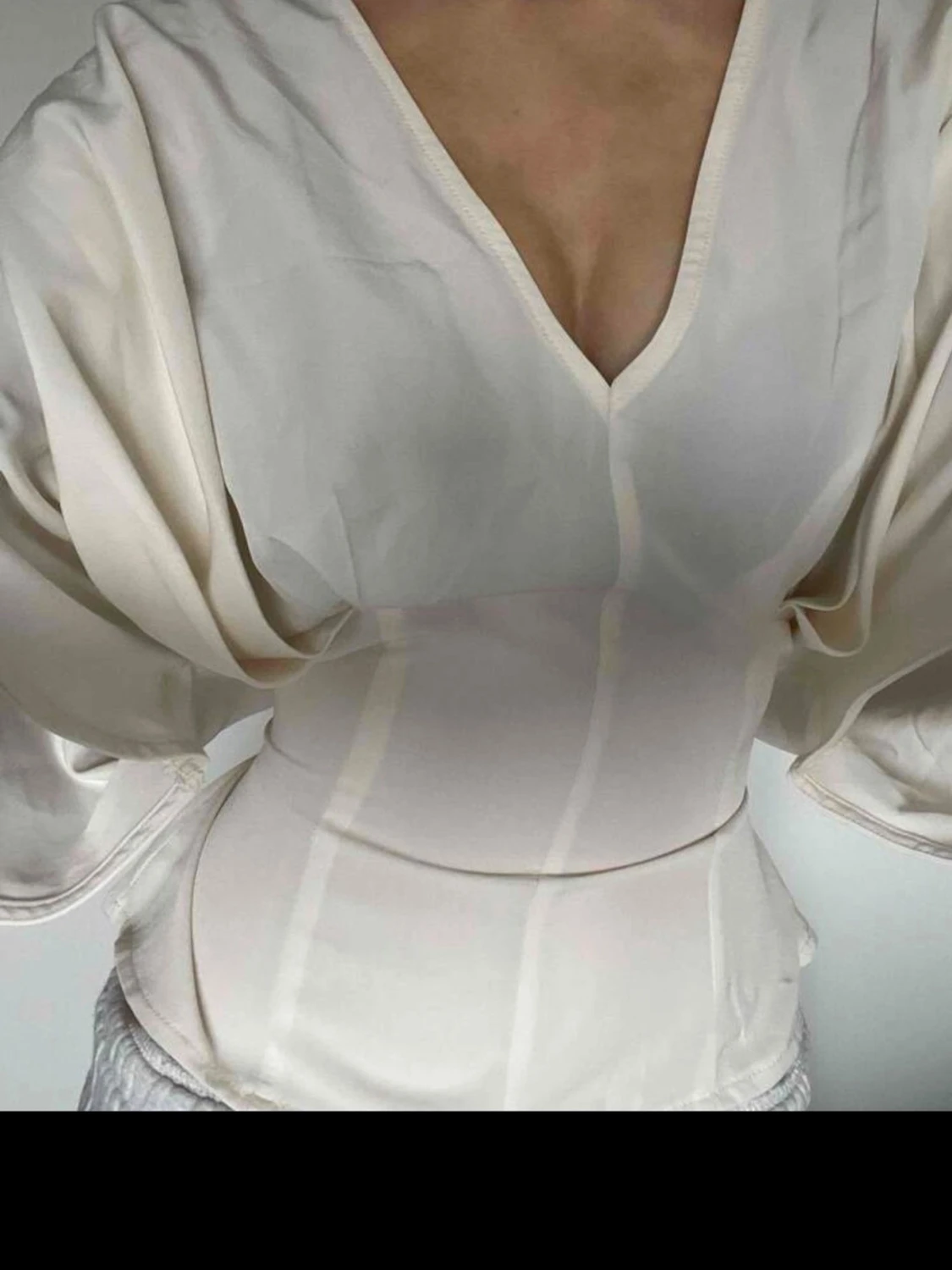 Krämvit omlottblus med knytband - 2